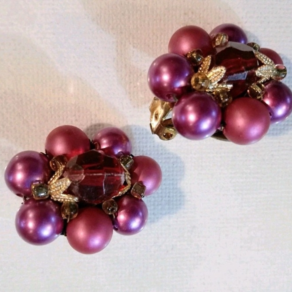 VTG Circa 50s/60s Cranberry Fuchsia Cluster Bead Gold Accents Unsigned Clip Ons